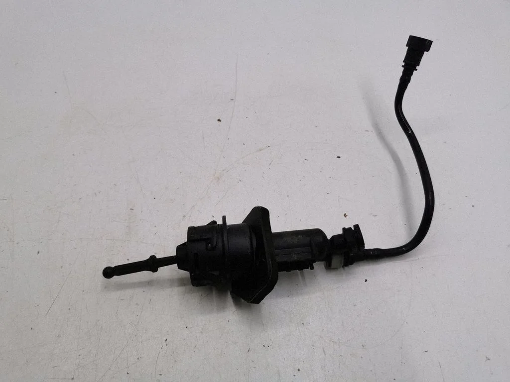 Clutch master cylinder 3M517H5