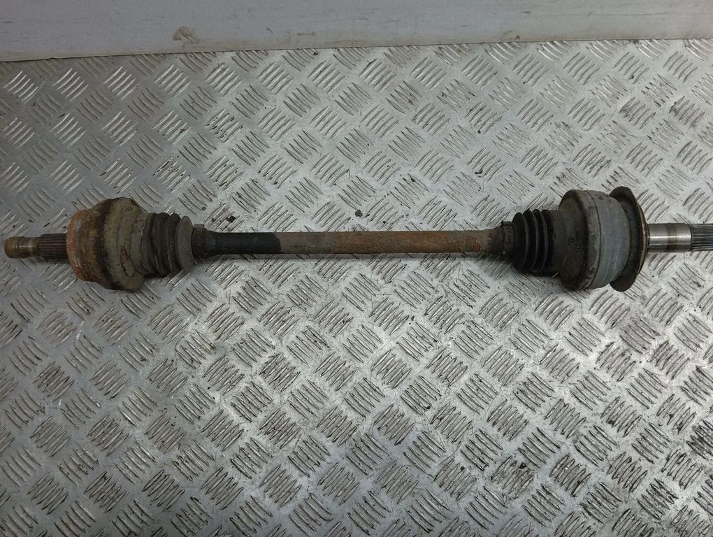 Aizmugurējā pusass – kreisā