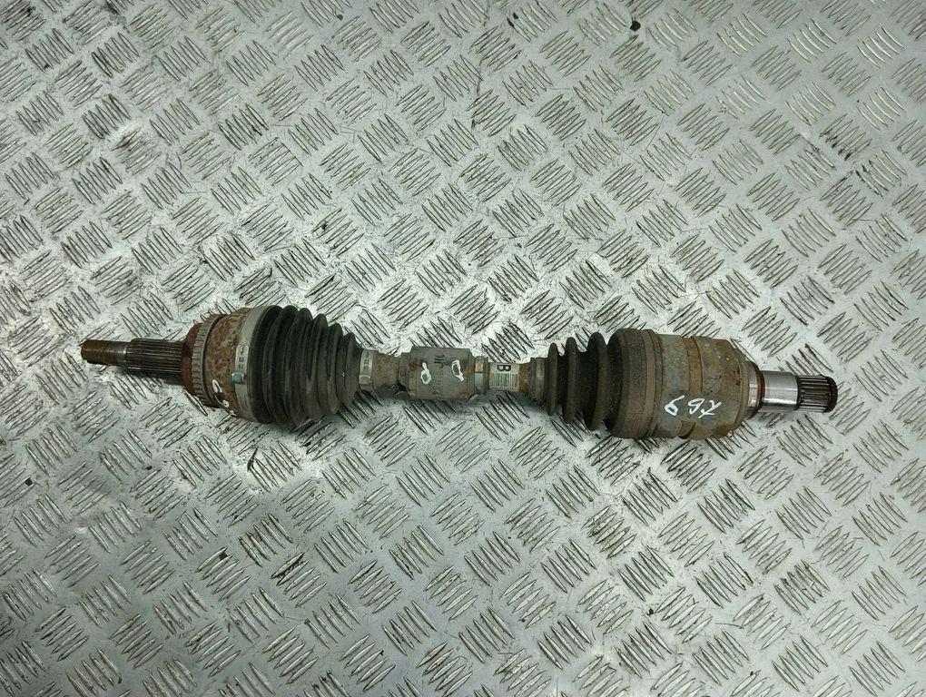 Eesmine pooltelg – Toyota Corolla Verso AR10 (2004-2009)