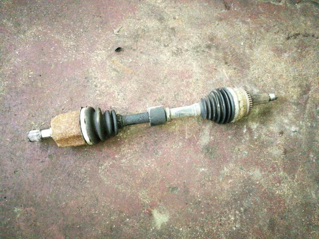 Front driveshaft – left