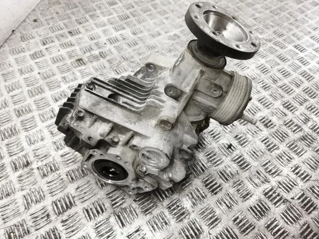Gearbox transfer box case