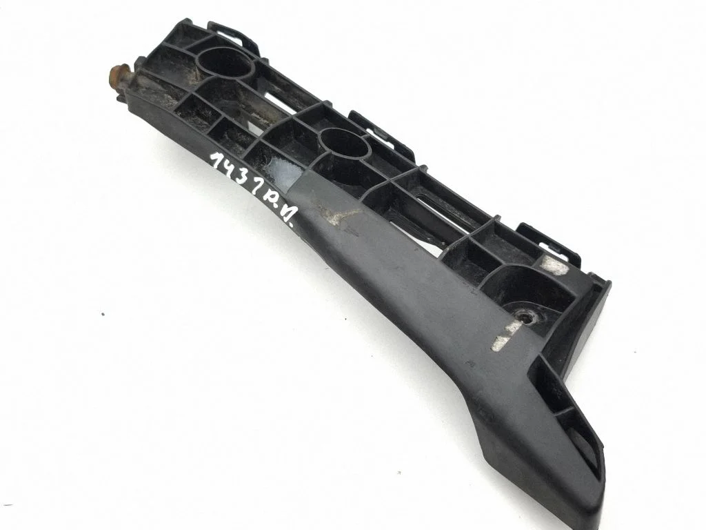 Esistange kinnitusklamber – Toyota Prius (XW30) (2009-2015)