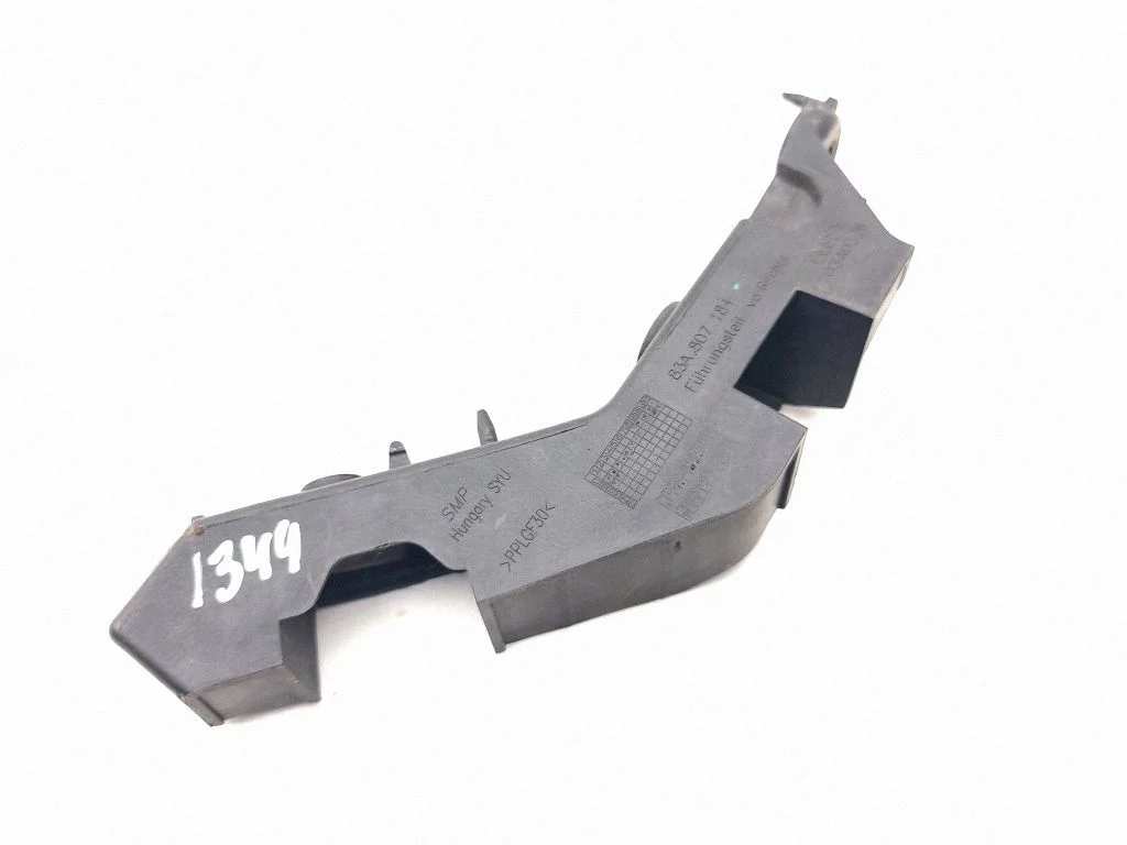 Priekšējā bampera turētājs 83A807184