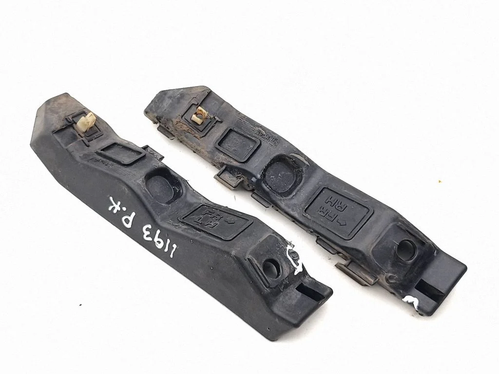 Front bumper mounting bracket 865142T000