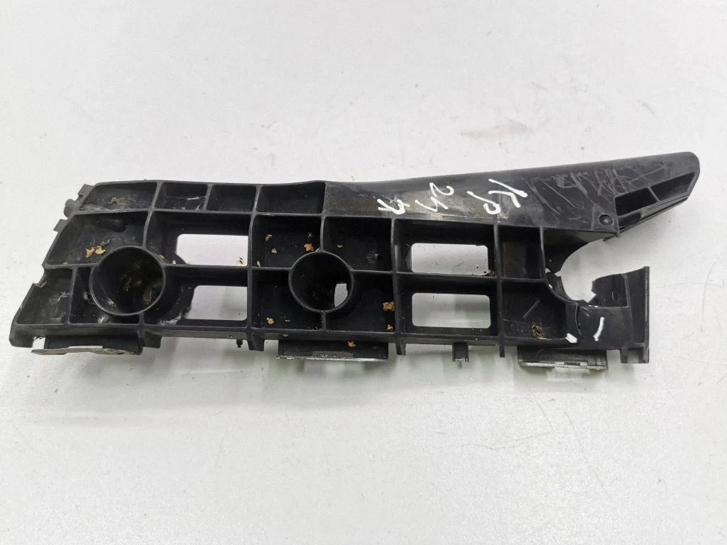 Esistange kinnitusklamber – Toyota Prius (XW30) (2009-2015)