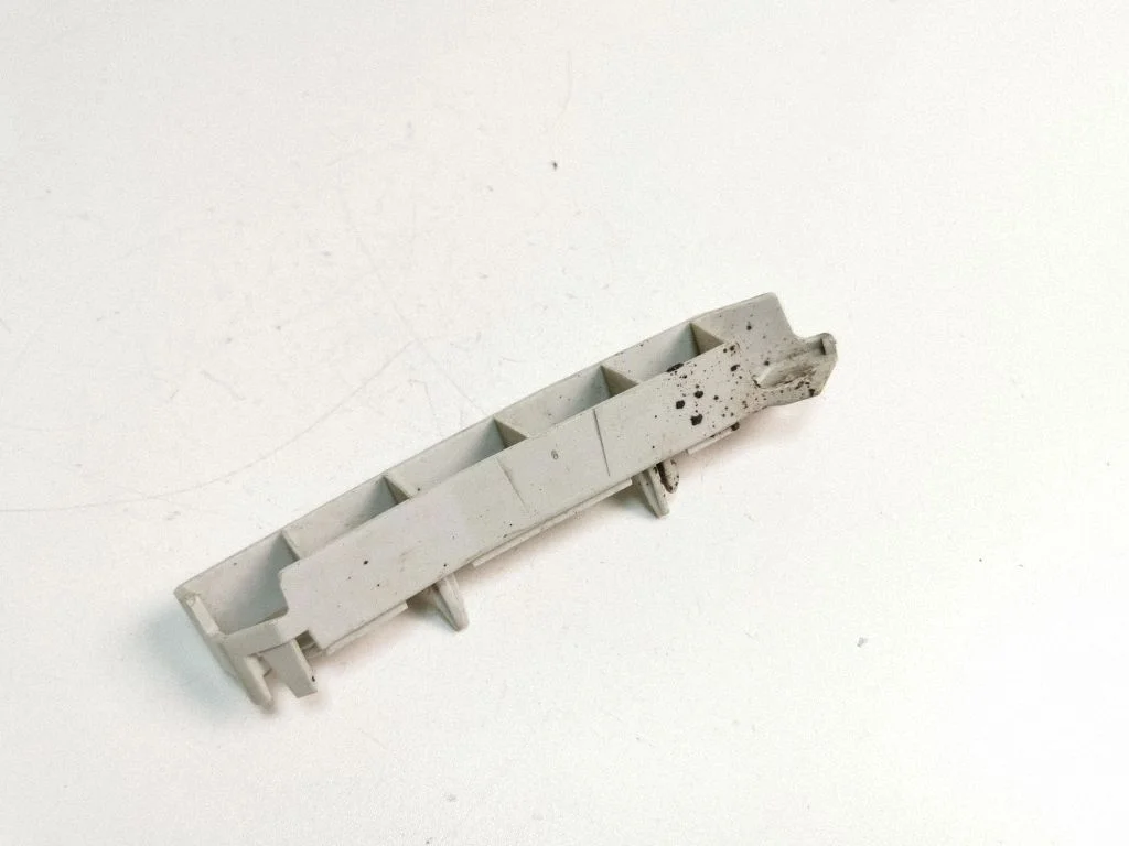 Priekšējā bampera turētājs BM5117D959