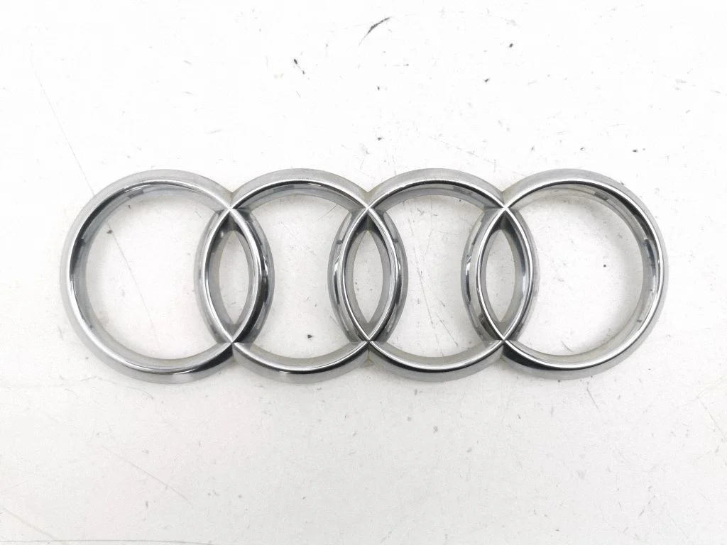 Manufacturer badge logo/emblem – front