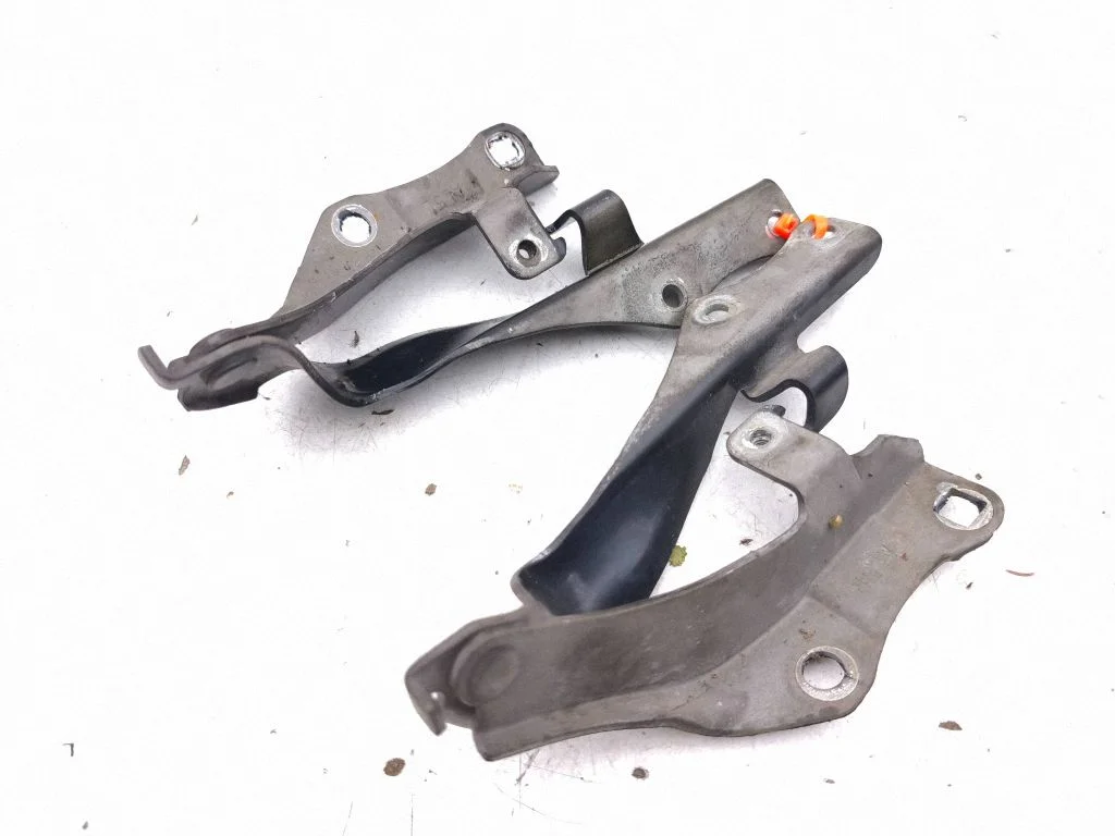 Engine bonnet/hood hinges
