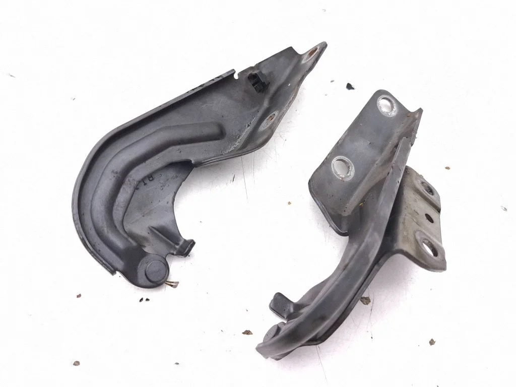 Engine bonnet/hood hinges