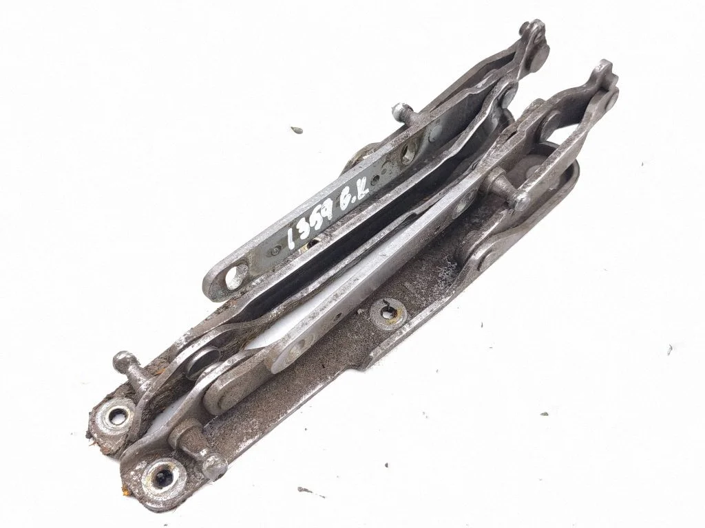 Engine bonnet/hood hinges
