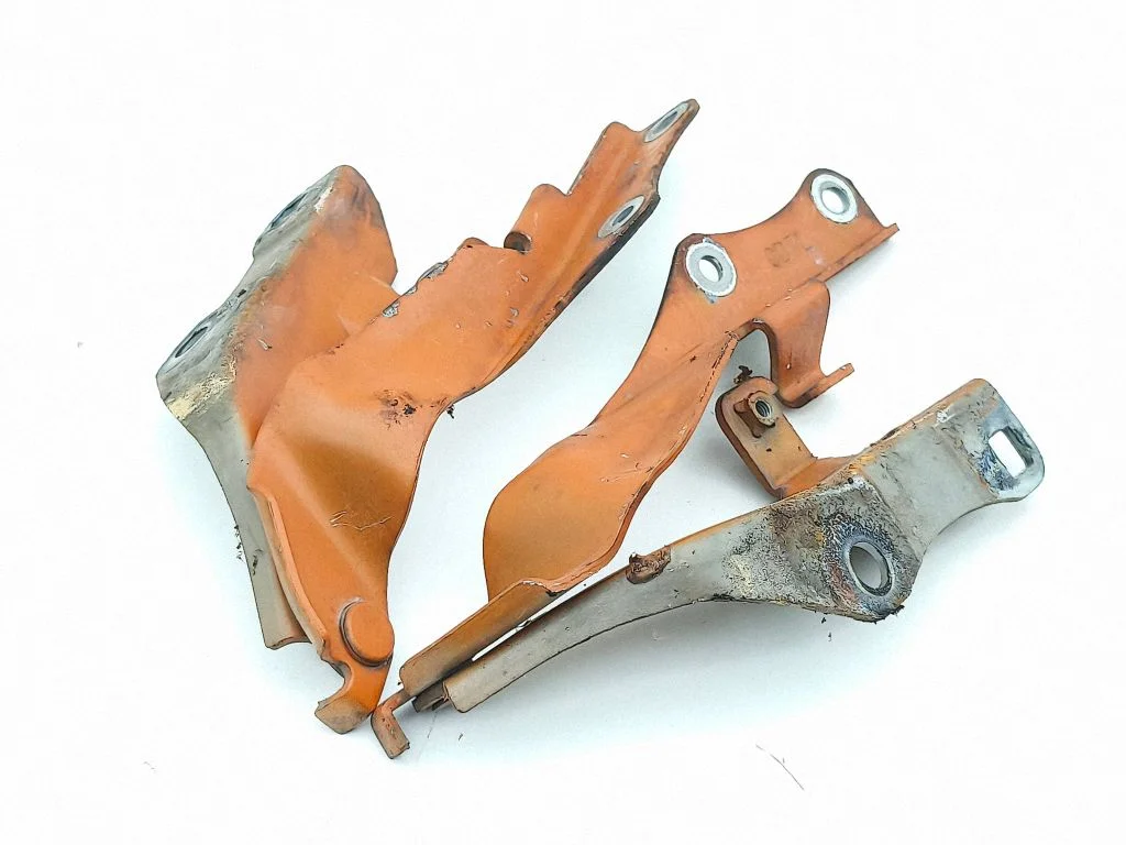 Engine bonnet/hood hinges GD7R