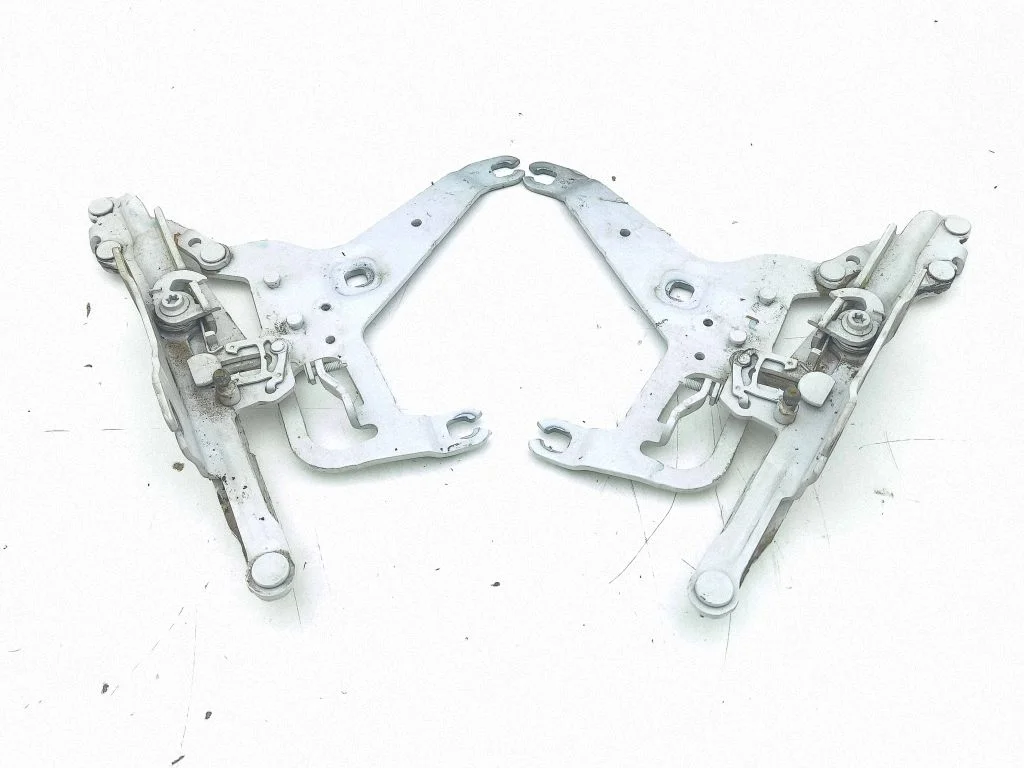Engine bonnet/hood hinges 17205310