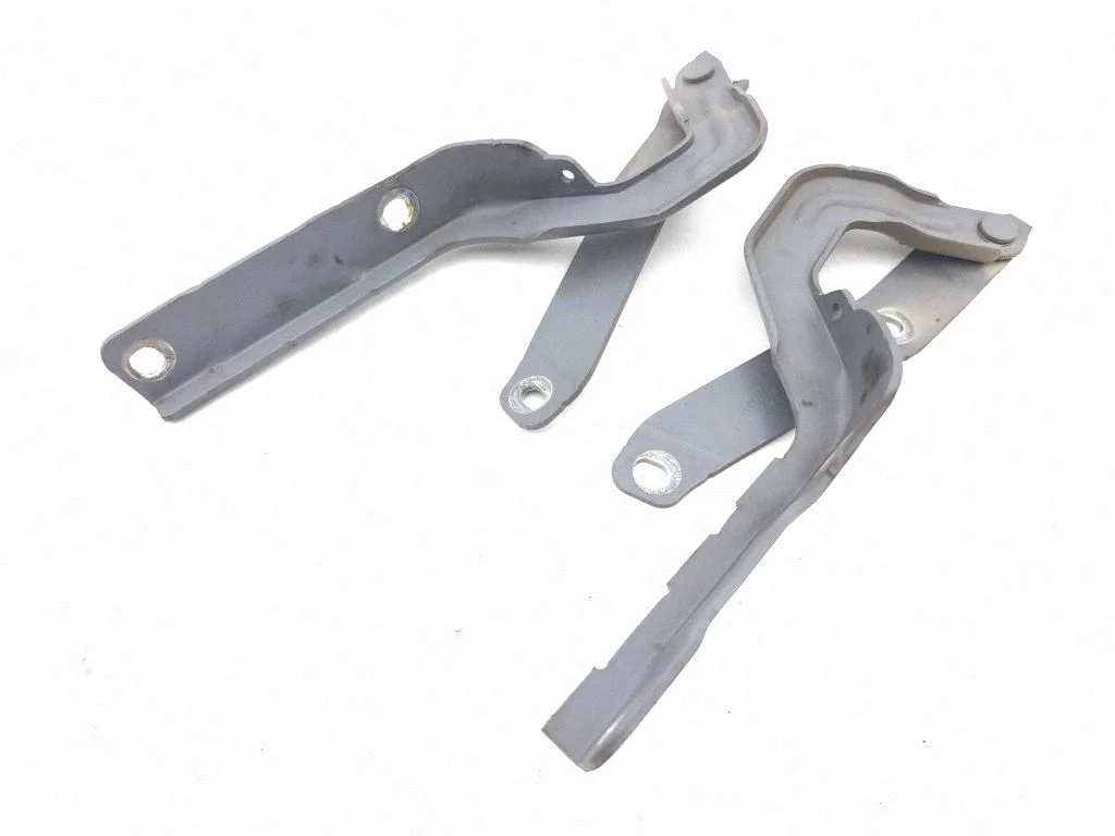 Engine bonnet/hood hinges 89A823302