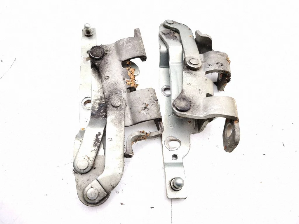 Engine bonnet/hood hinges