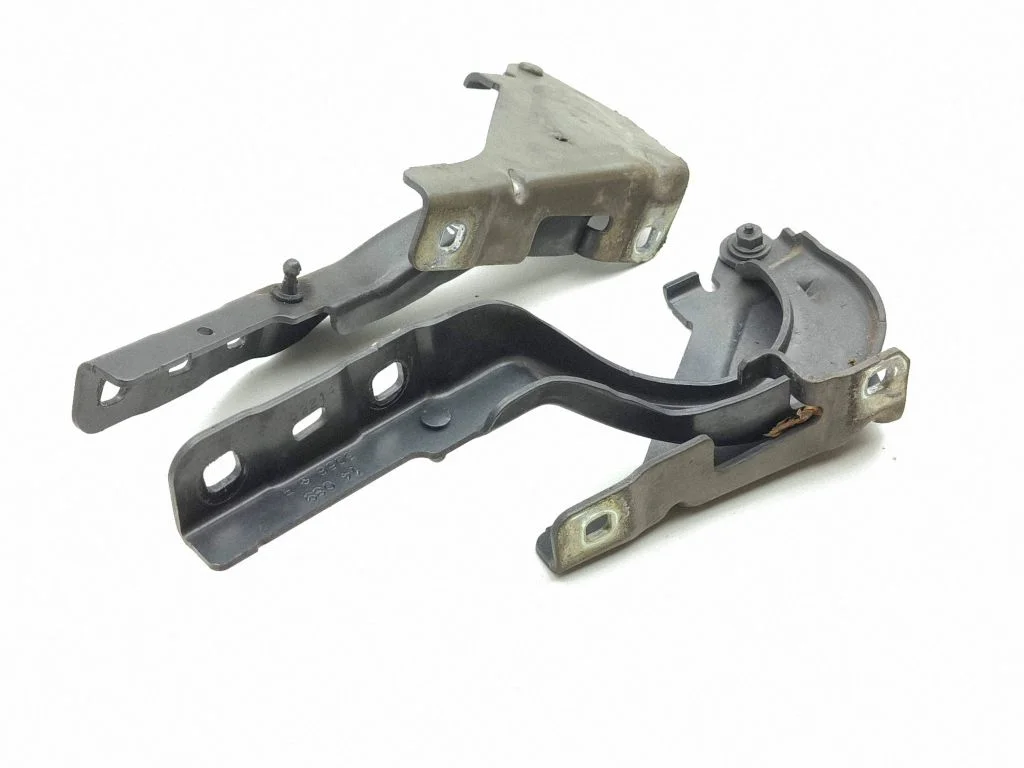 Engine bonnet/hood hinges
