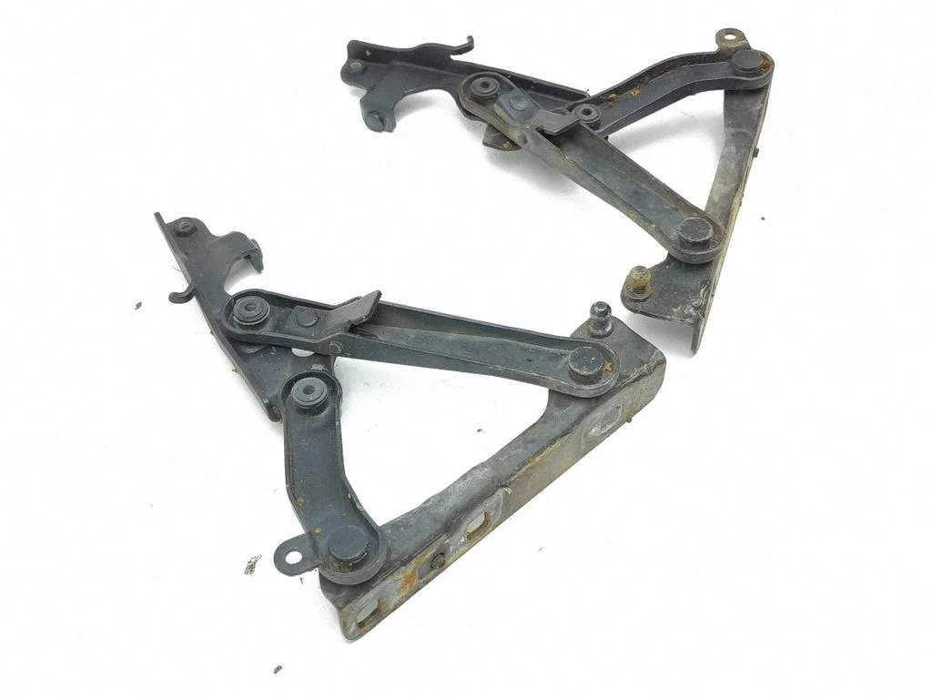 Mootorikapoti hinged