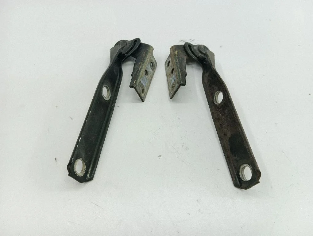Engine bonnet/hood hinges 3B0828302