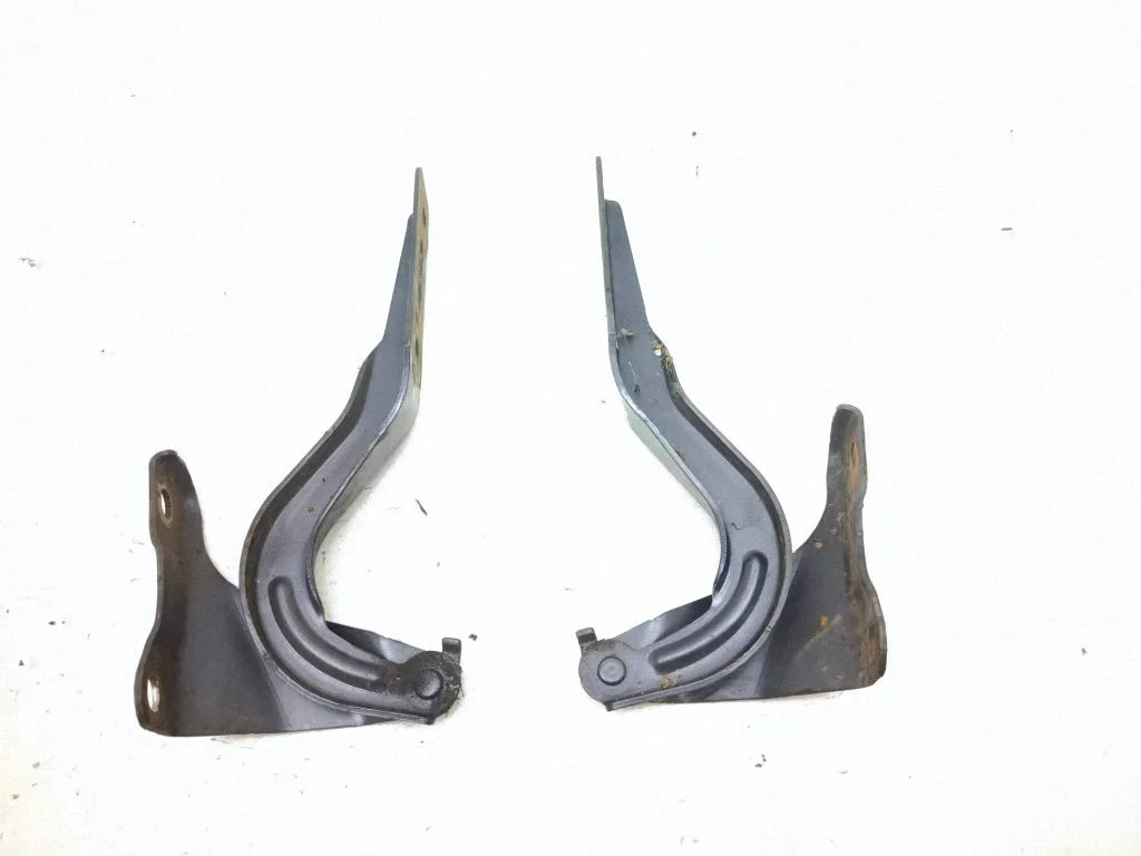 Engine bonnet/hood hinges