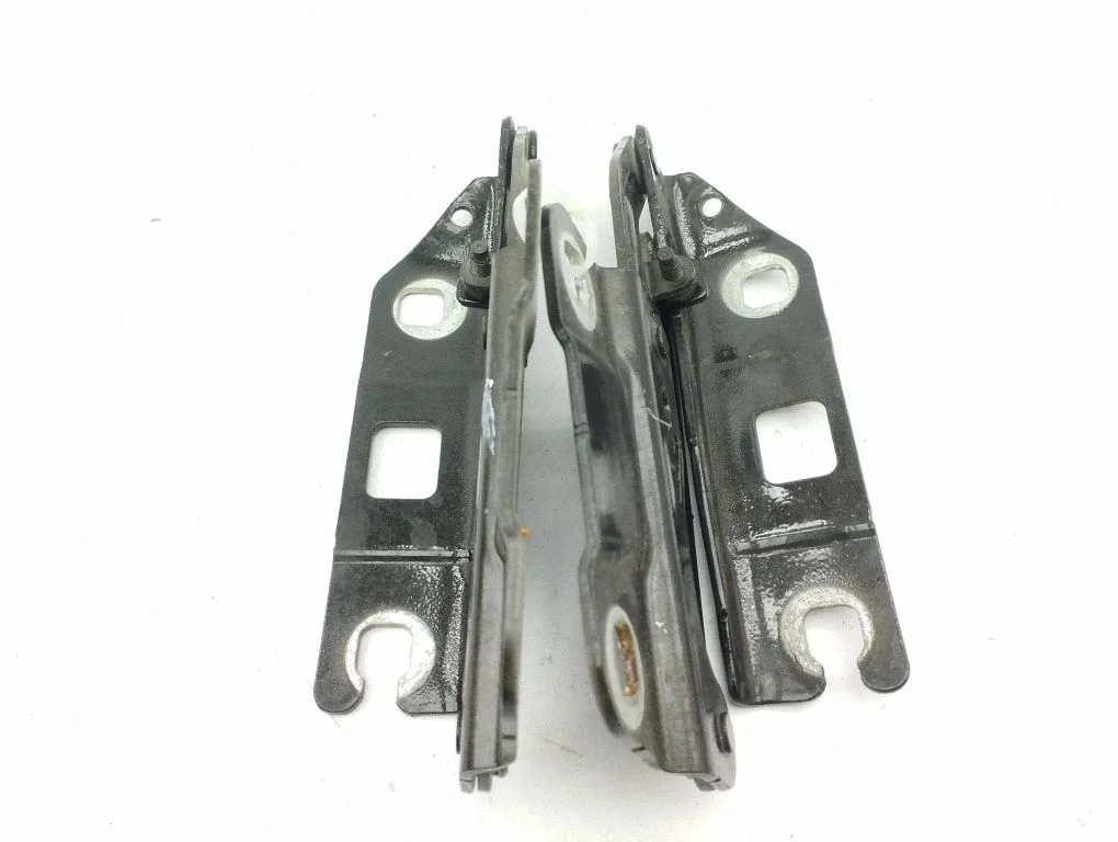 Engine bonnet/hood hinges