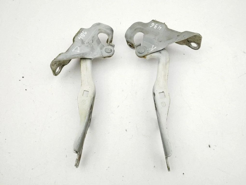 Engine bonnet/hood hinges
