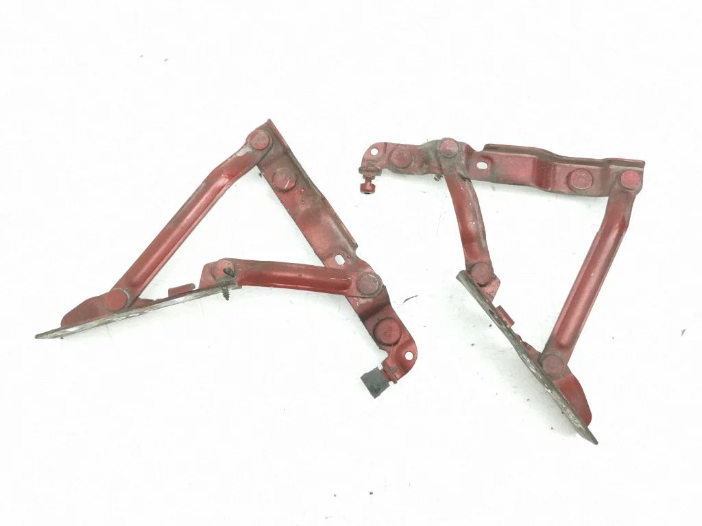 Motora pārsega eņģe (-es)