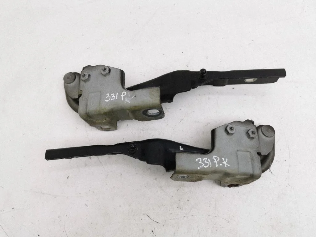 Engine bonnet/hood hinges
