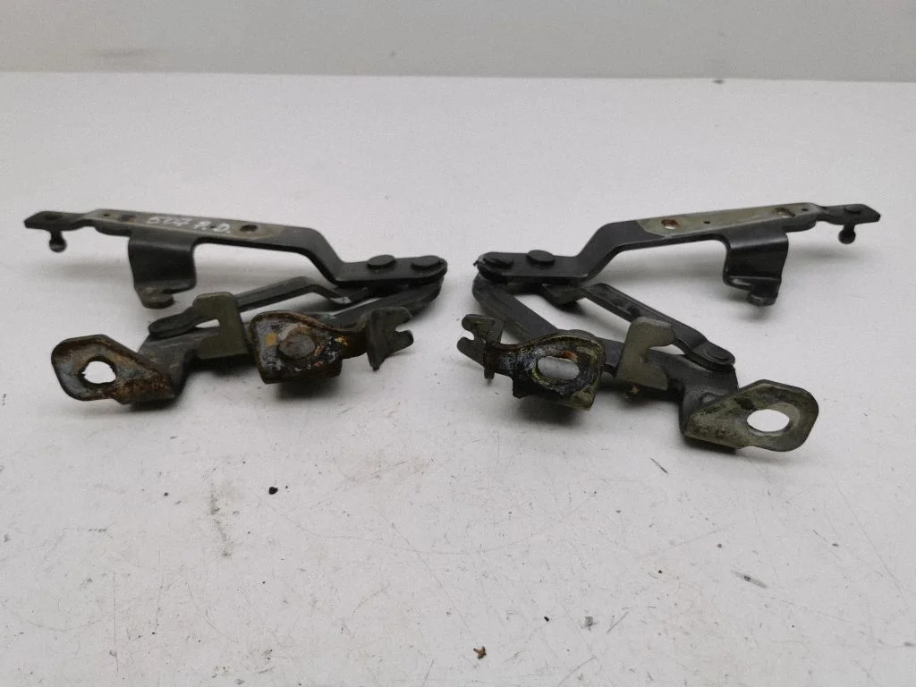 Engine bonnet/hood hinges