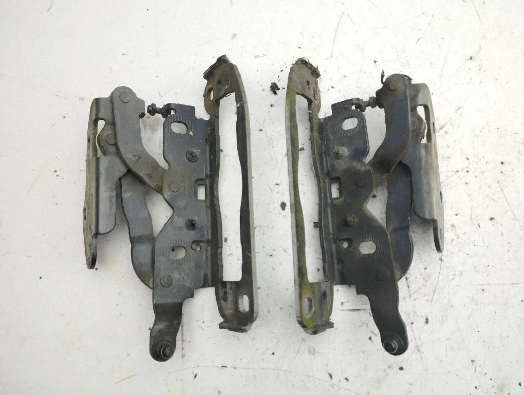 Engine bonnet/hood hinges
