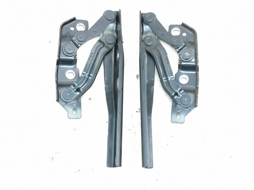 Engine bonnet/hood hinges