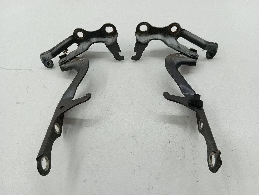 Engine bonnet/hood hinges