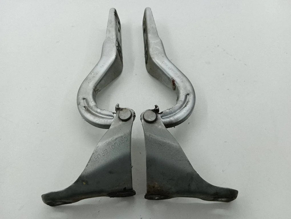 Engine bonnet/hood hinges