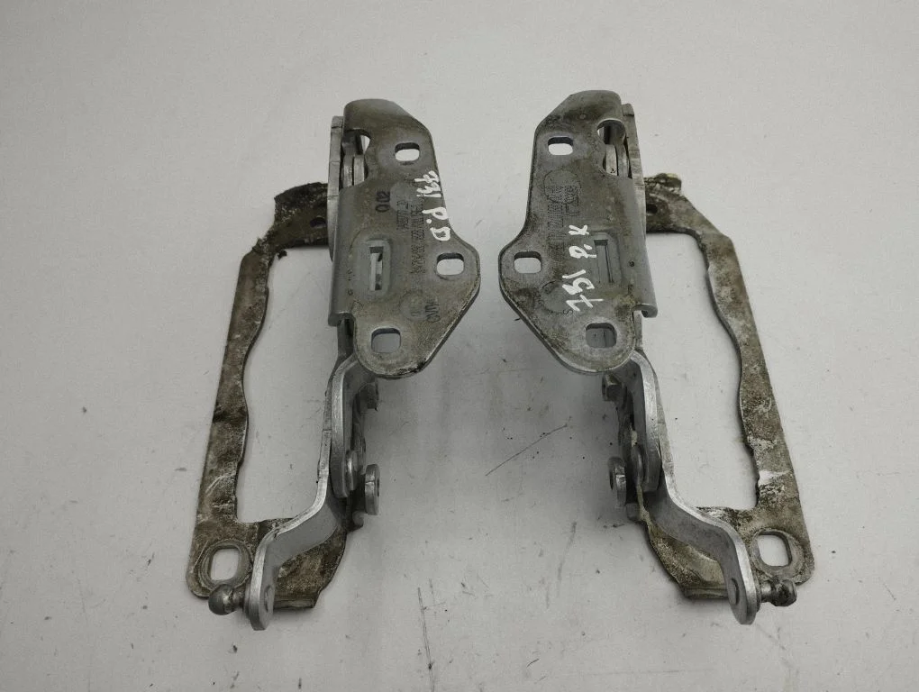 Engine bonnet/hood hinges