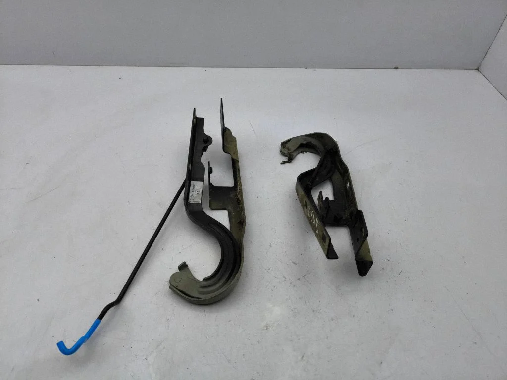 Engine bonnet/hood hinges