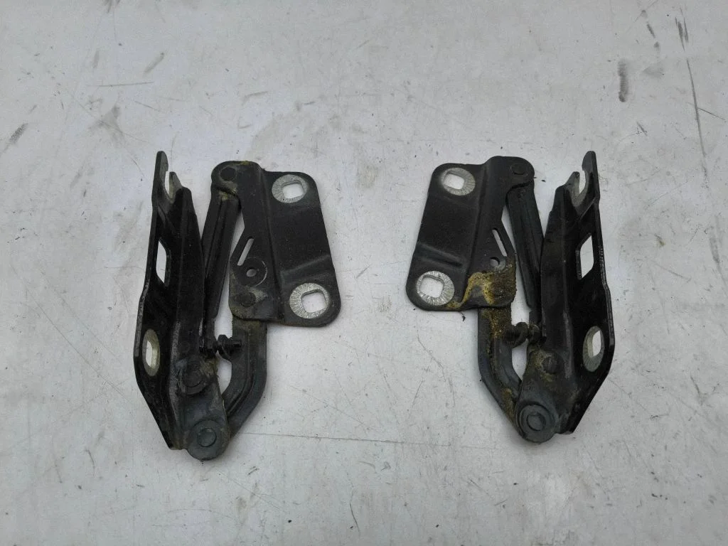 Engine bonnet/hood hinges