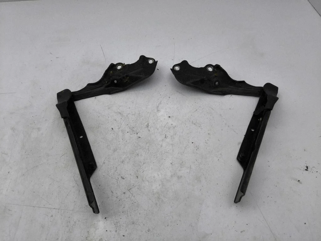 Motora pārsega eņģe (-es) 4G8823301E