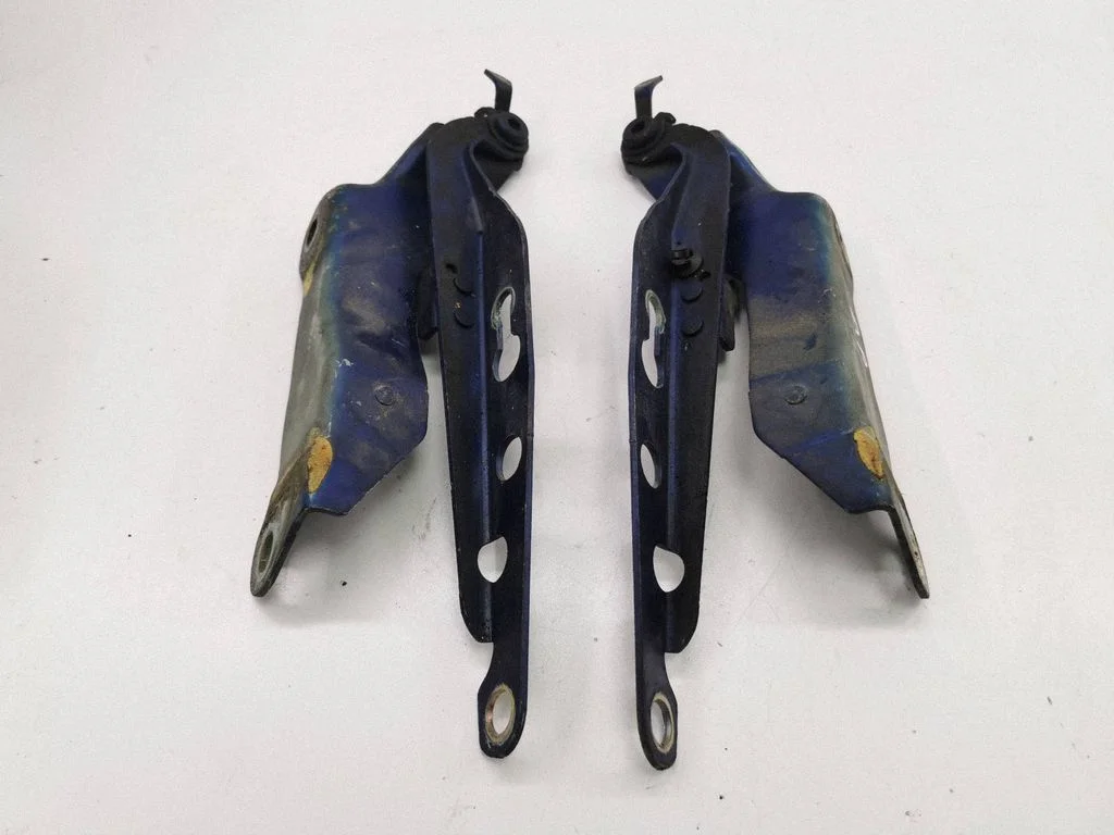 Engine bonnet/hood hinges