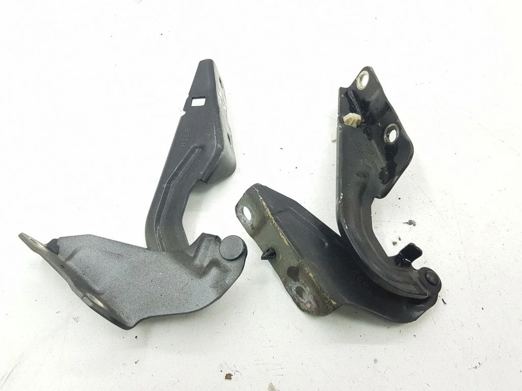Engine bonnet/hood hinges