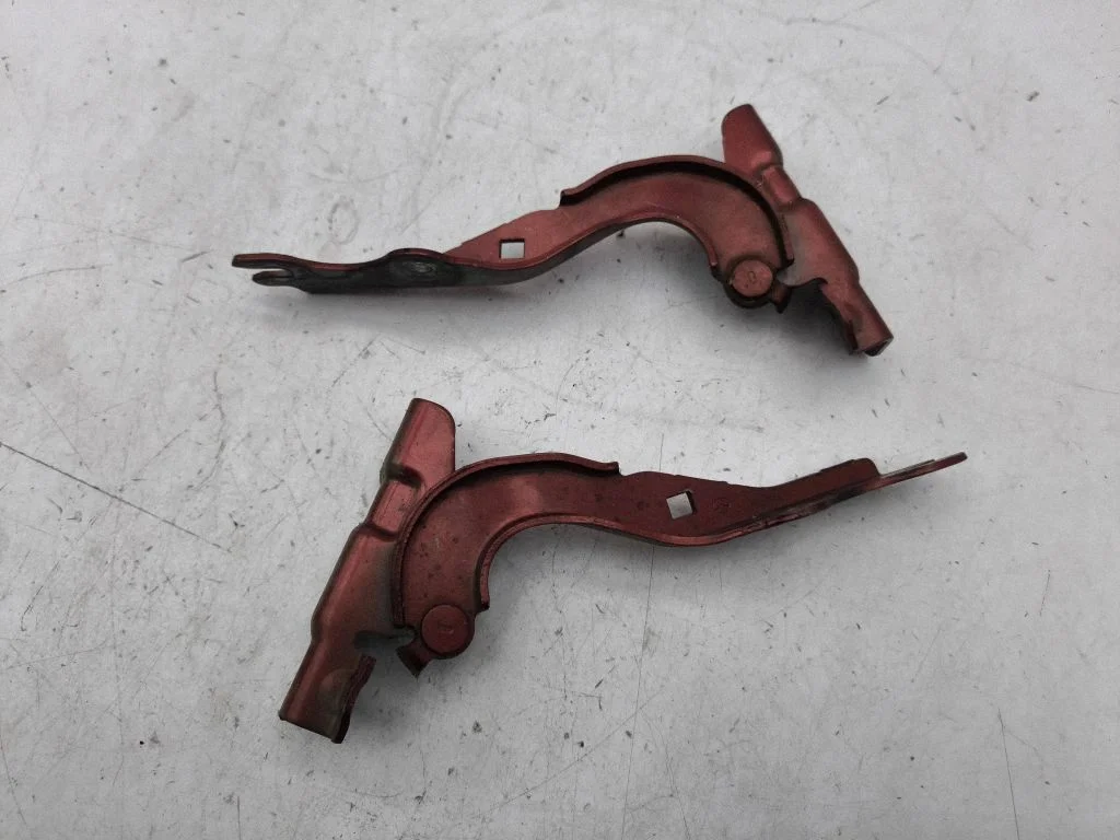 Engine bonnet/hood hinges
