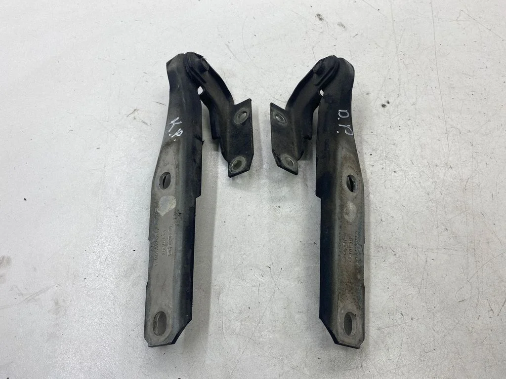 Motora pārsega eņģe (-es) 4B0823301D
