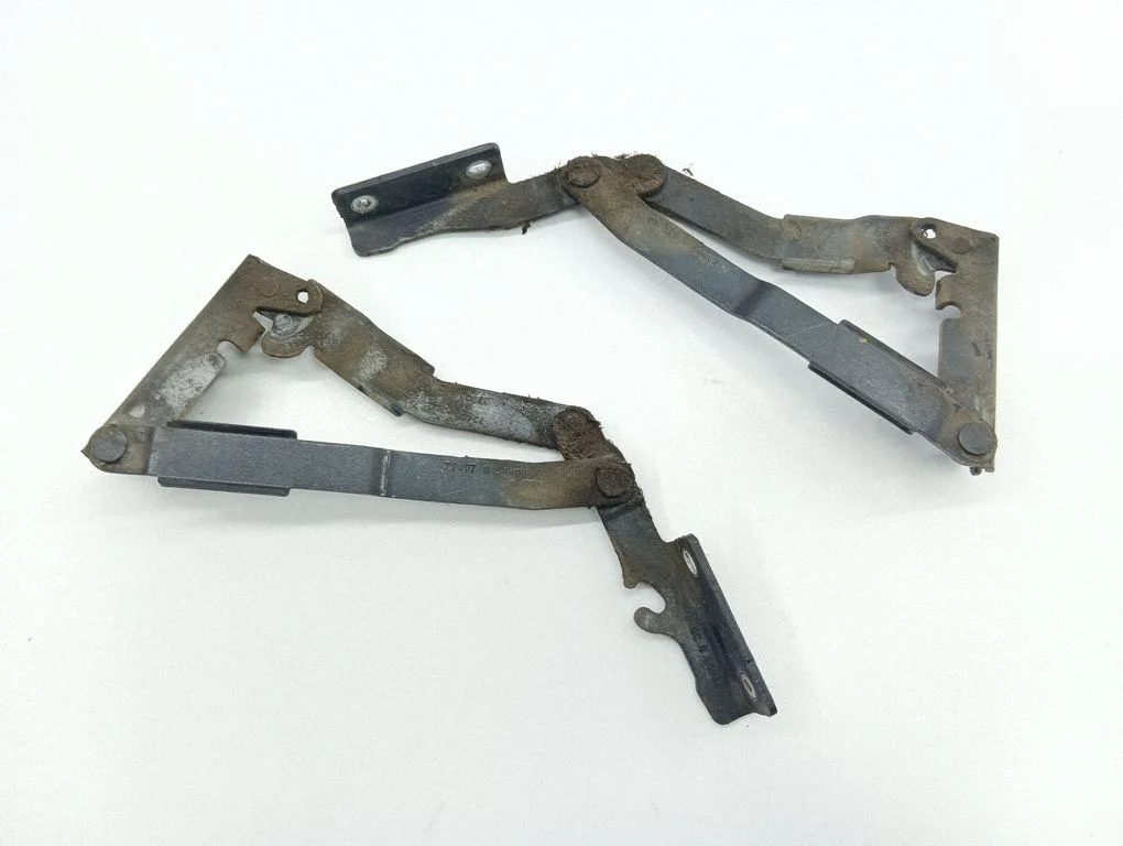 Engine bonnet/hood hinges