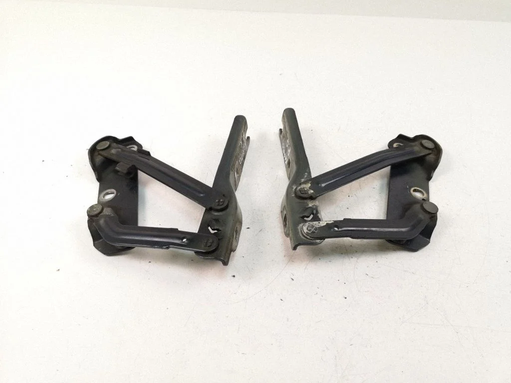 Mootorikapoti hinged