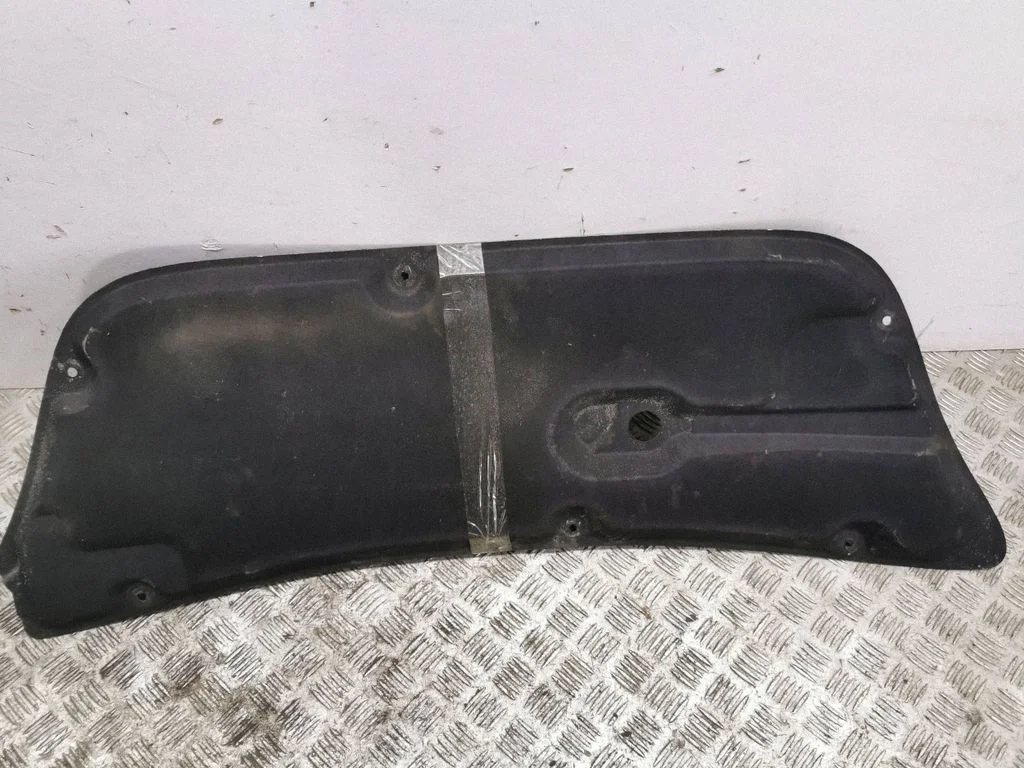 Engine bonnet/hood sound/heat insulation