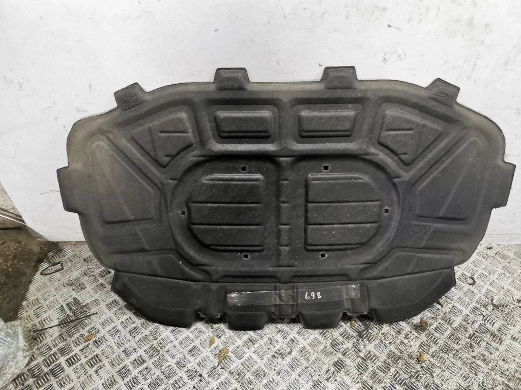 Engine bonnet/hood sound/heat insulation