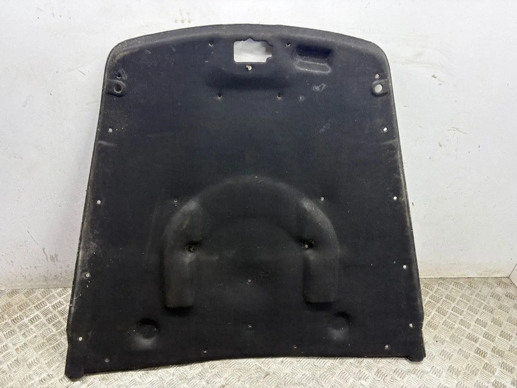 Engine bonnet/hood sound/heat insulation