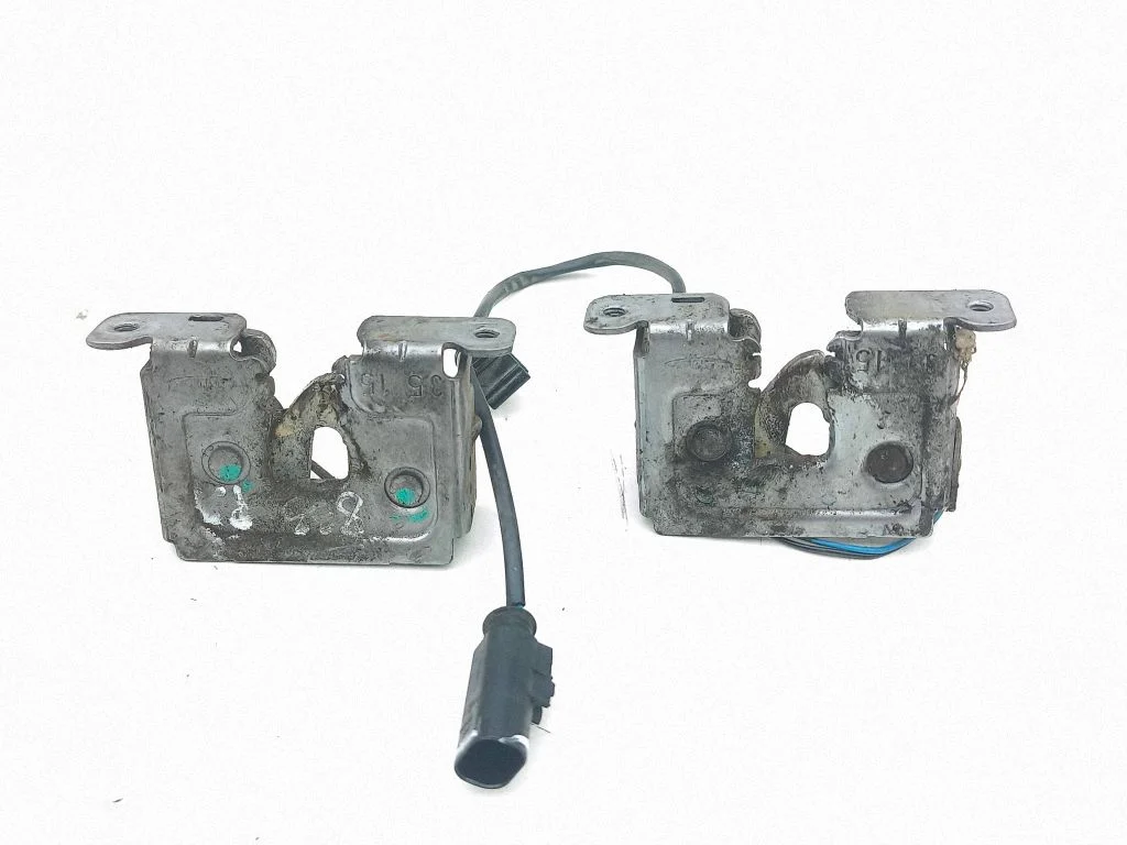 Engine bonnet/hood lock/catch