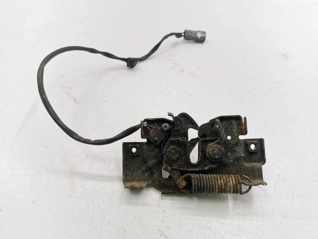 Engine bonnet/hood lock/catch