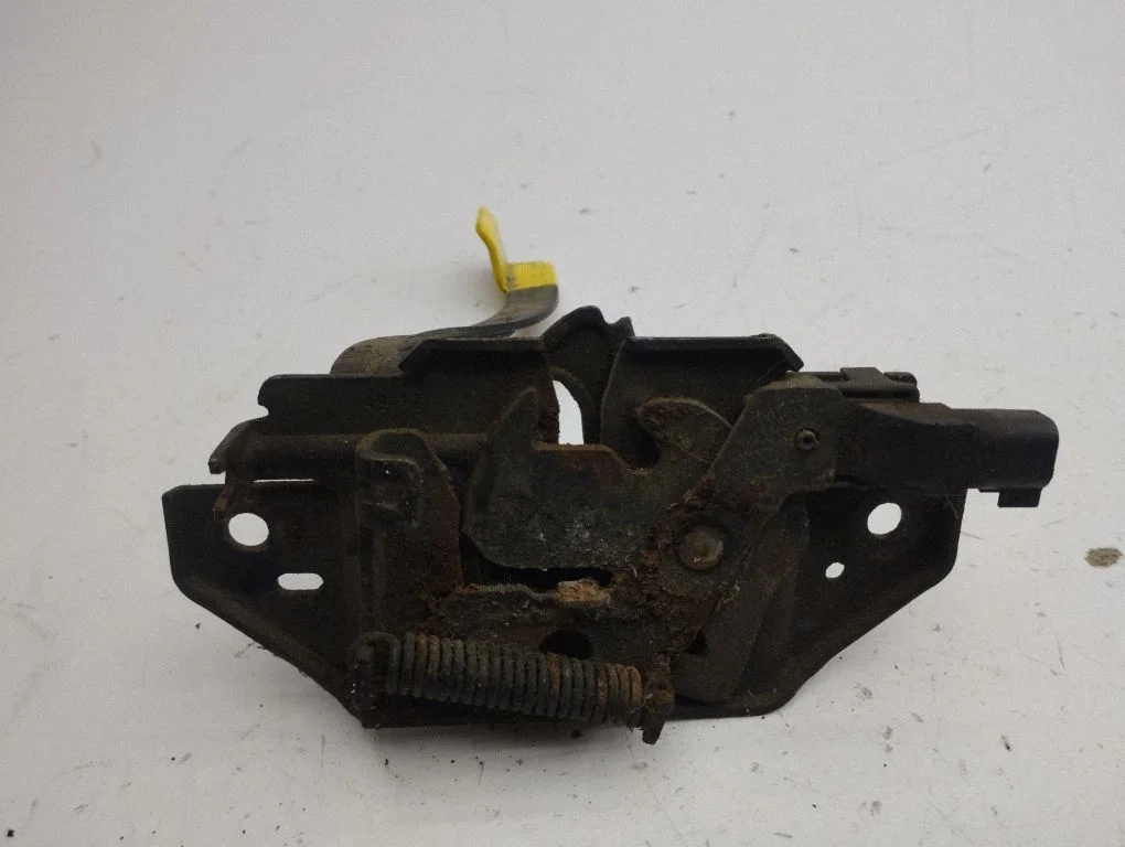 Engine bonnet/hood lock/catch