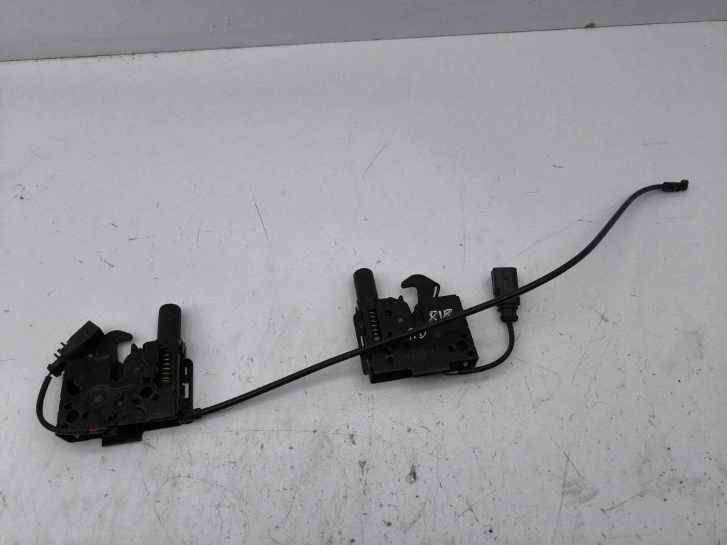 Motora pārsega slēdzene 8W0823509C