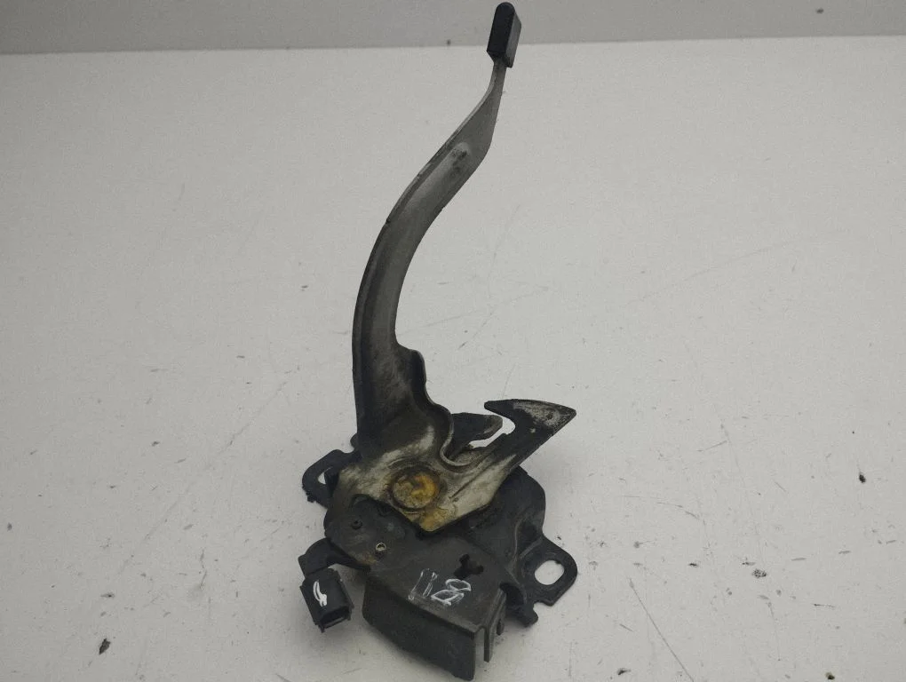 Engine bonnet/hood lock/catch