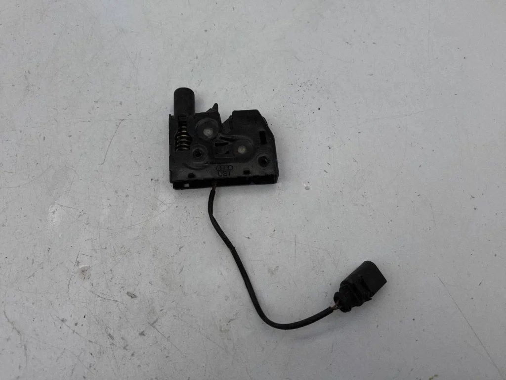 Motora pārsega slēdzene 4G0823509D